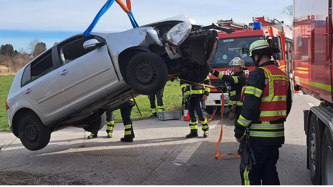 FW-M: Pkw fährt in den Bach (Lochhausen) - Bild: presseportal.de