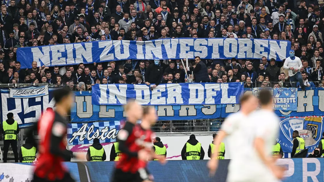 Seit Wochen protestieren die Fans in der ersten und zweiten Bundesliga gegen den Investoren-Einstieg bei der DFL. - Bild: Arne Dedert/dpa