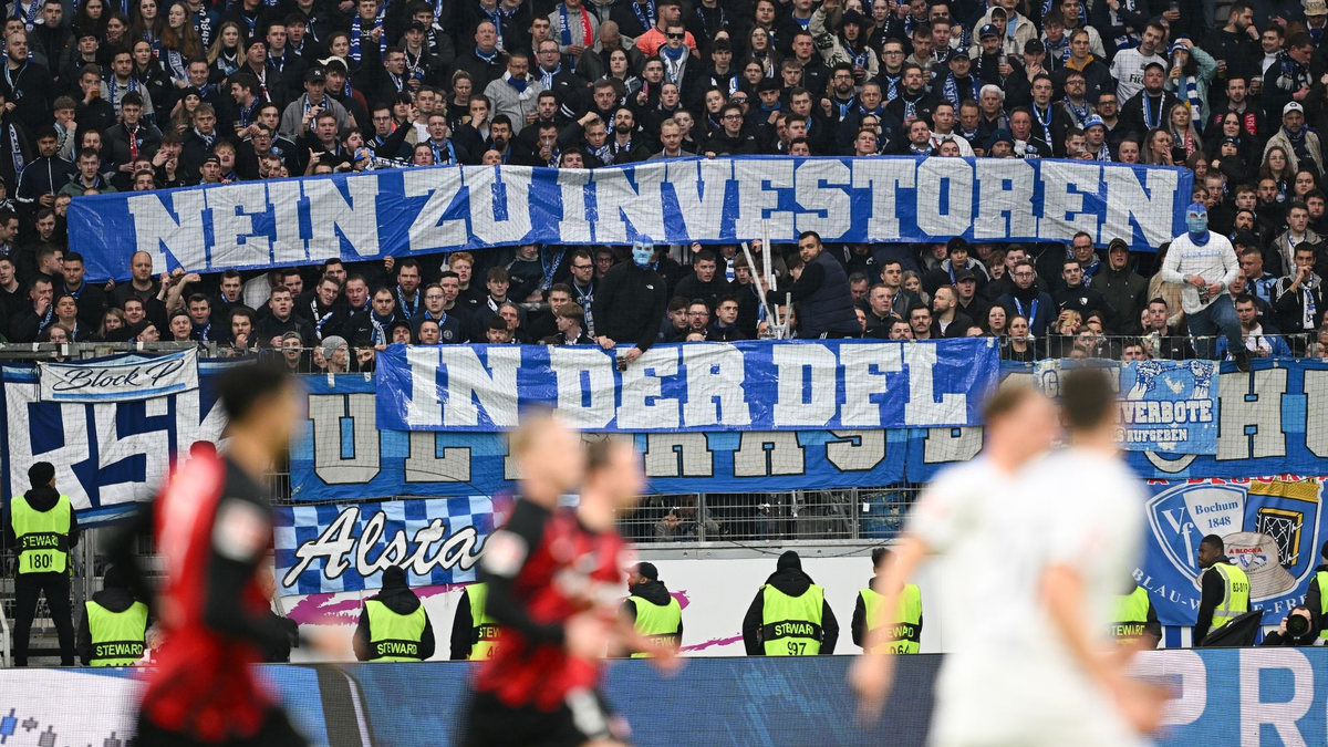 Seit Wochen protestieren die Fans in der ersten und zweiten Bundesliga gegen den Investoren-Einstieg bei der DFL. - Foto: Arne Dedert/dpa