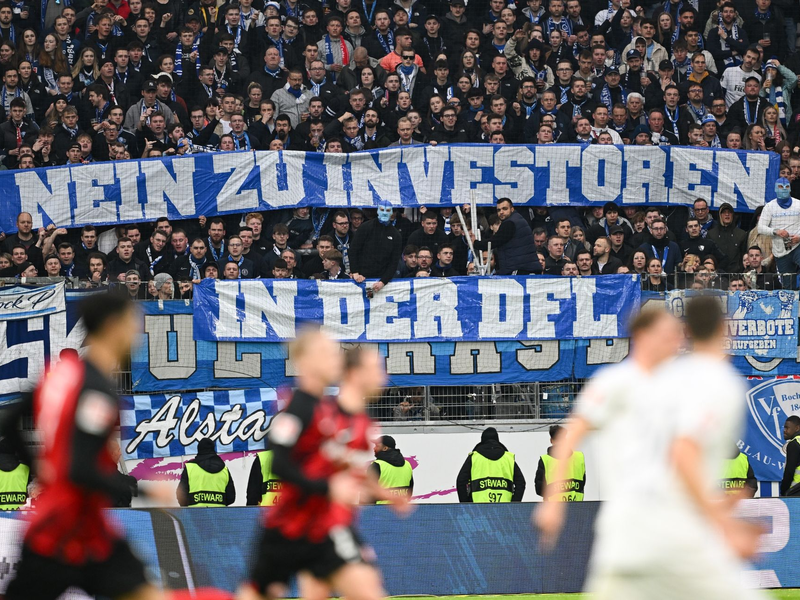 Seit Wochen protestieren die Fans in der ersten und zweiten Bundesliga gegen den Investoren-Einstieg bei der DFL. - Foto: Arne Dedert/dpa