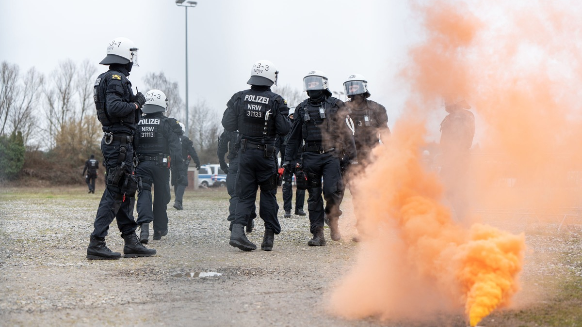 POL-AC: Einsatzübung der Hundertschaft am Aachener Tivoli - Foto: presseportal.de