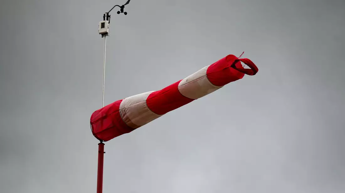 Vor allem in der Westhälfte Deutschlands sind laut Deutschem Wetterdienst Böen zwischen 70 und 80 Kilometer pro Stunde möglich. Noch kräftiger werden soll der Wind auf den Gipfeln der Mittelgebirge und an der Nordsee. - Bild: Marius Bulling/dpa