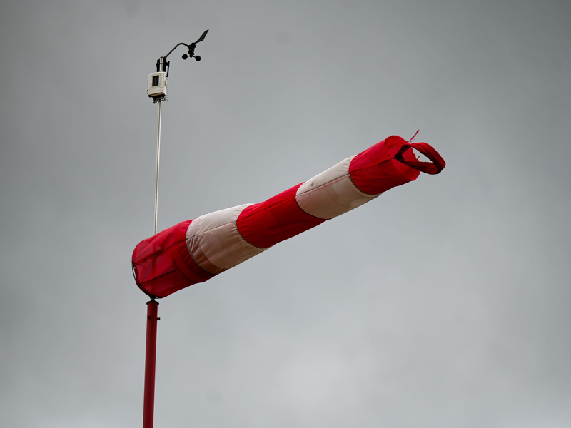Vor allem in der Westhälfte Deutschlands sind laut Deutschem Wetterdienst Böen zwischen 70 und 80 Kilometer pro Stunde möglich. Noch kräftiger werden soll der Wind auf den Gipfeln der Mittelgebirge und an der Nordsee. - Foto: Marius Bulling/dpa
