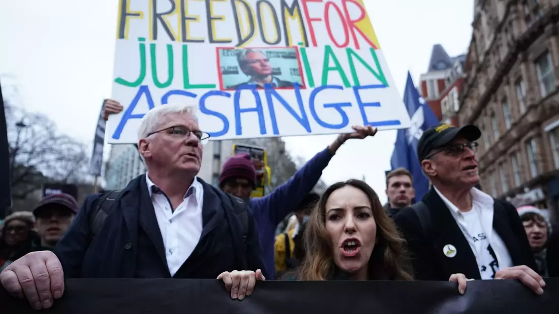 Julian Assanges Frau Stella Assange (M) marschiert mit Unterstützern nach der Auslieferungsanhörung in London vom Royal Courts of Justice zur Downing Street. - Bild: James Manning/PA Wire/dpa