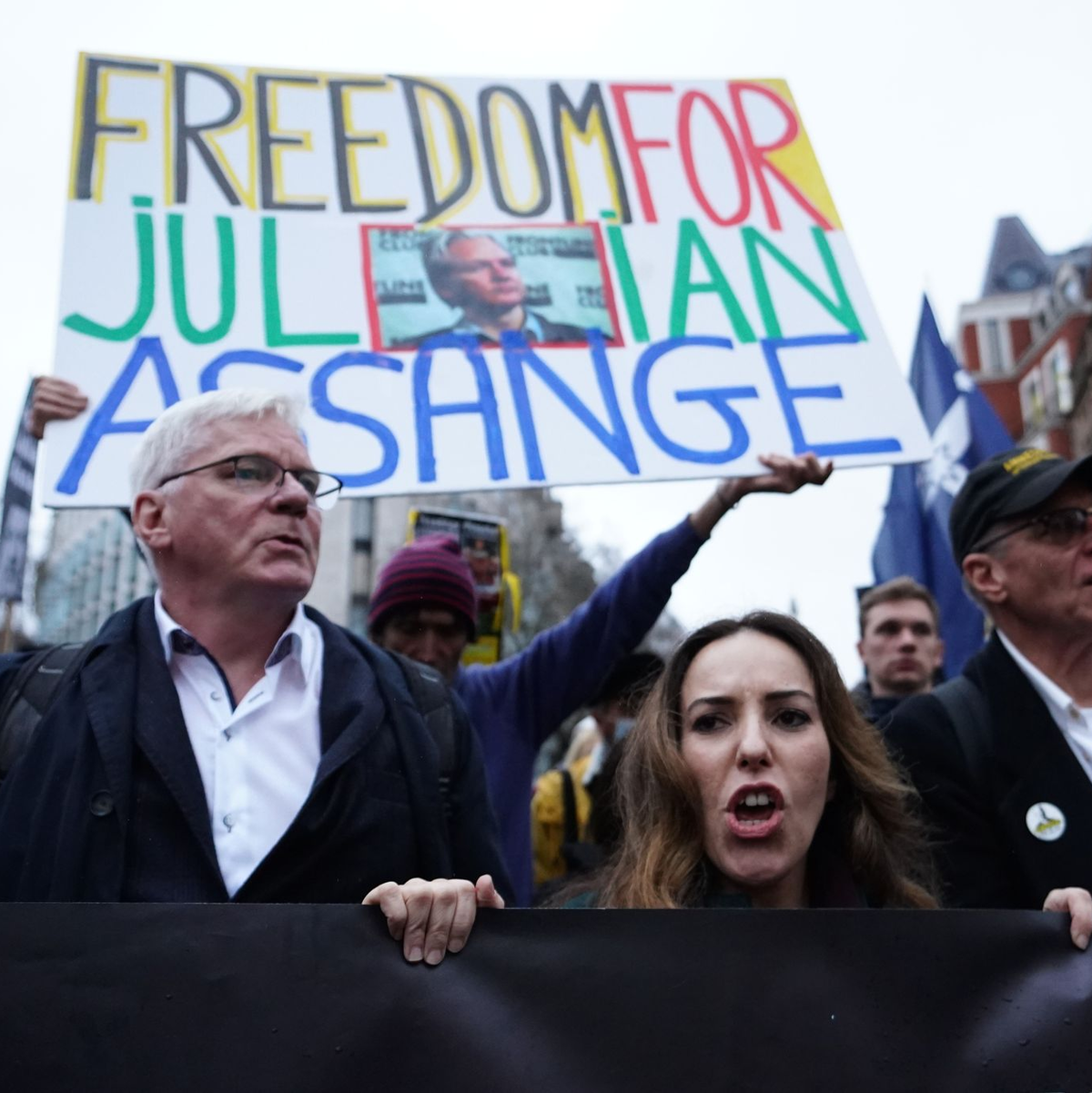 Julian Assanges Frau Stella Assange (M) marschiert mit Unterstützern nach der Auslieferungsanhörung in London vom Royal Courts of Justice zur Downing Street. - Foto: James Manning/PA Wire/dpa