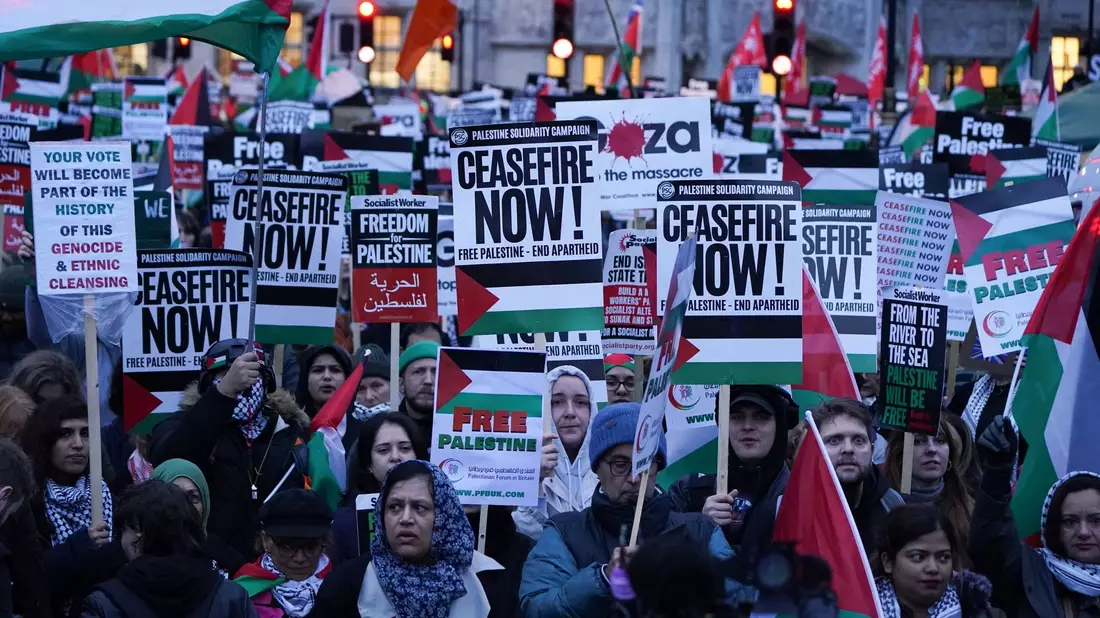 Auf einer pro-palästinensischen Demonstration in London wird ein Waffenstillstand im Gazastreifen gefordert. - Bild: Lucy North/PA Wire/dpa