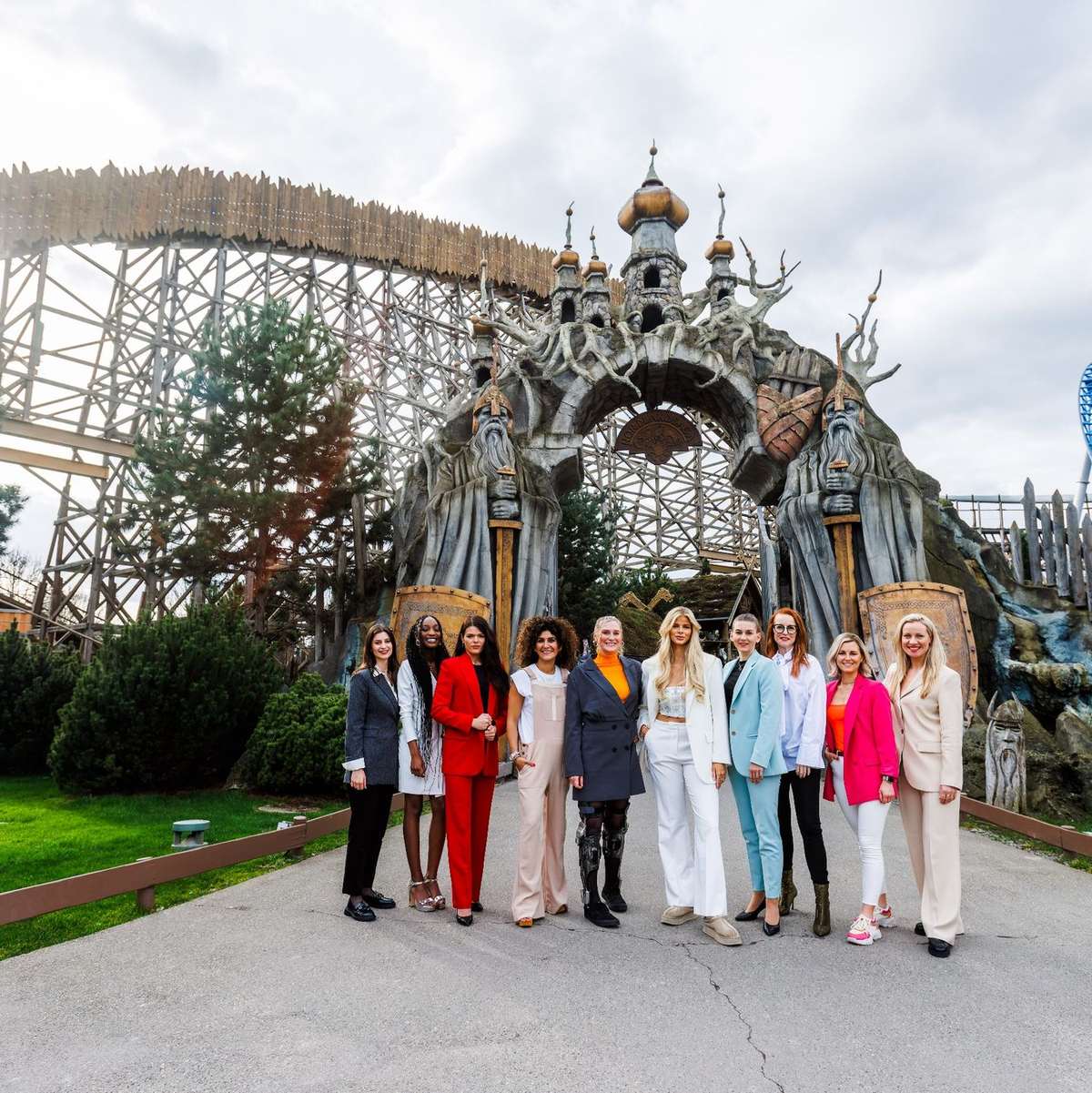 Mignon Kowollik (3.v.r.) kann nun auch an der Wahl zur «Miss Germany» teilnehmen. Die Altersgrenze wurde in diesem Jahr aufgehoben. - Foto: Philipp von Ditfurth/dpa