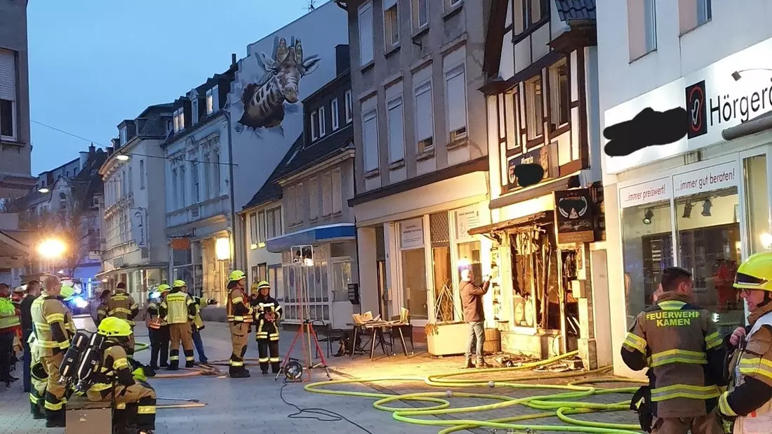 FW Kamen: Brennende Pizzeria in der Kamener Innenstadt - Bild: presseportal.de