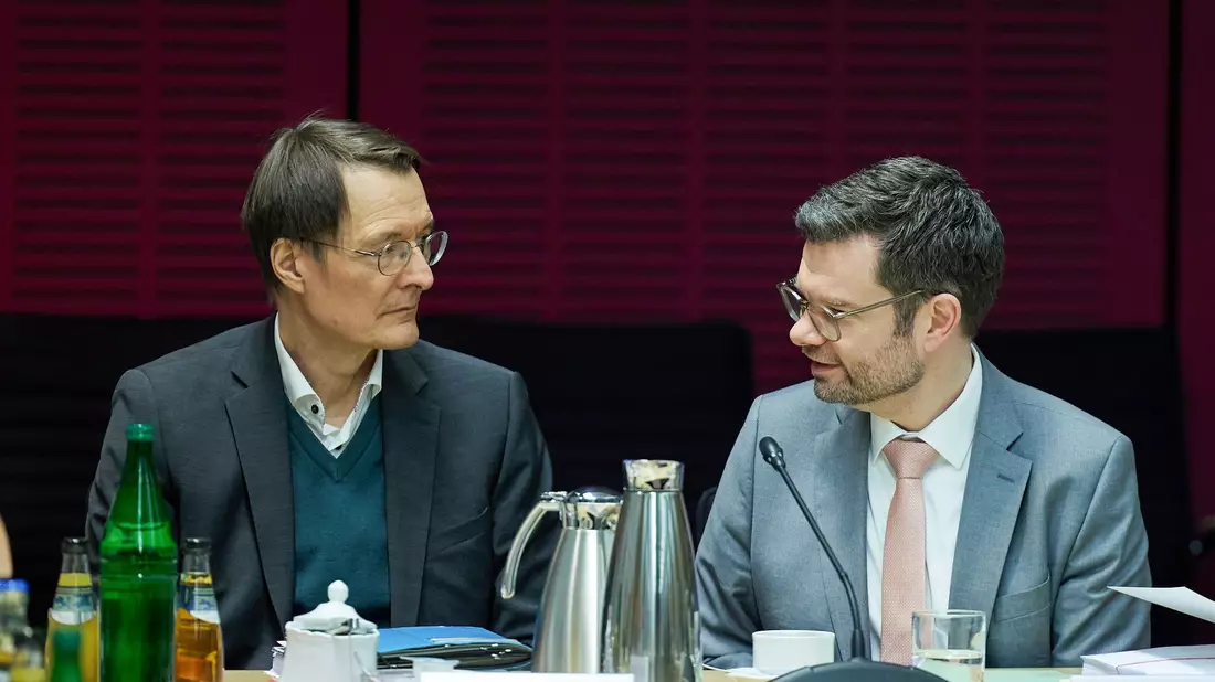 Gesundheitsminister Karl Lauterbach (l) und Justizminister Marco Buschmann bei der Sitzung des Vermittlungsausschuss von Bundestag und Bundesrat. - Bild: Joerg Carstensen/dpa