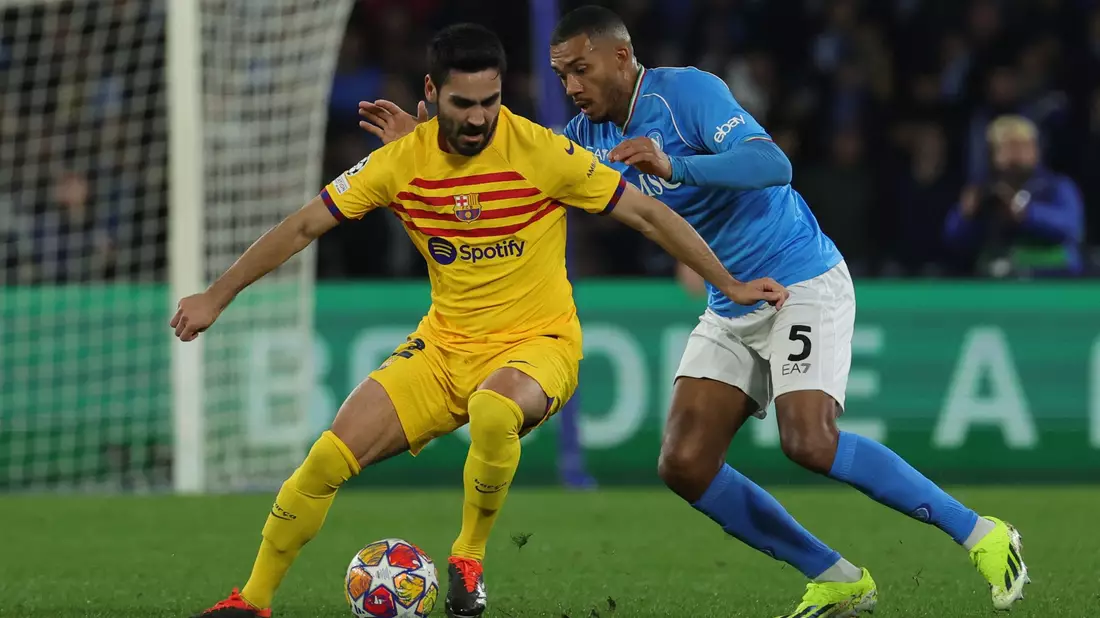 Ilkay Gündogan (l) und der FC Barcelona kamen trotz Führung nicht über ein 1:1 in Neapel hinaus. - Bild: Alessandro Garofalo/LaPresse via ZUMA Press/dpa