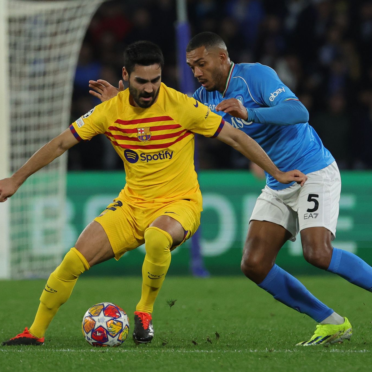Ilkay Gündogan (l) und der FC Barcelona kamen trotz Führung nicht über ein 1:1 in Neapel hinaus. - Foto: Alessandro Garofalo/LaPresse via ZUMA Press/dpa