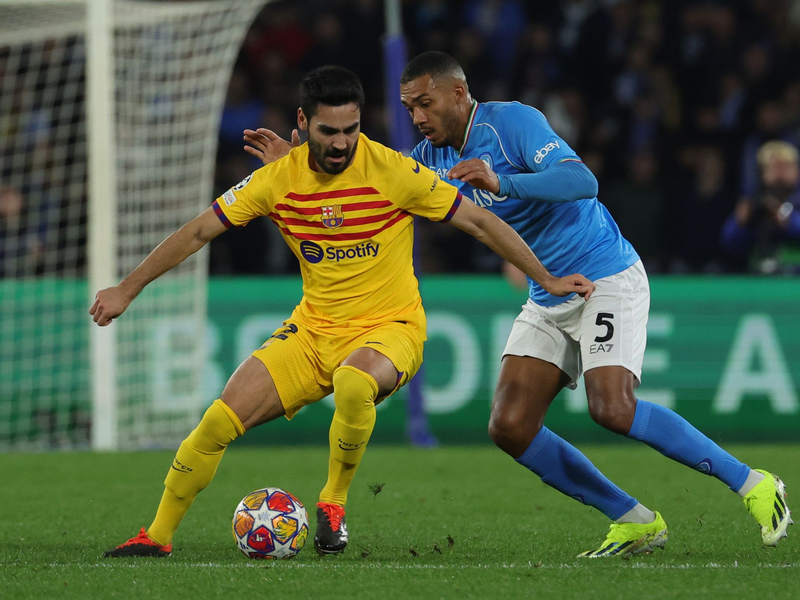 Ilkay Gündogan (l) und der FC Barcelona kamen trotz Führung nicht über ein 1:1 in Neapel hinaus. - Foto: Alessandro Garofalo/LaPresse via ZUMA Press/dpa