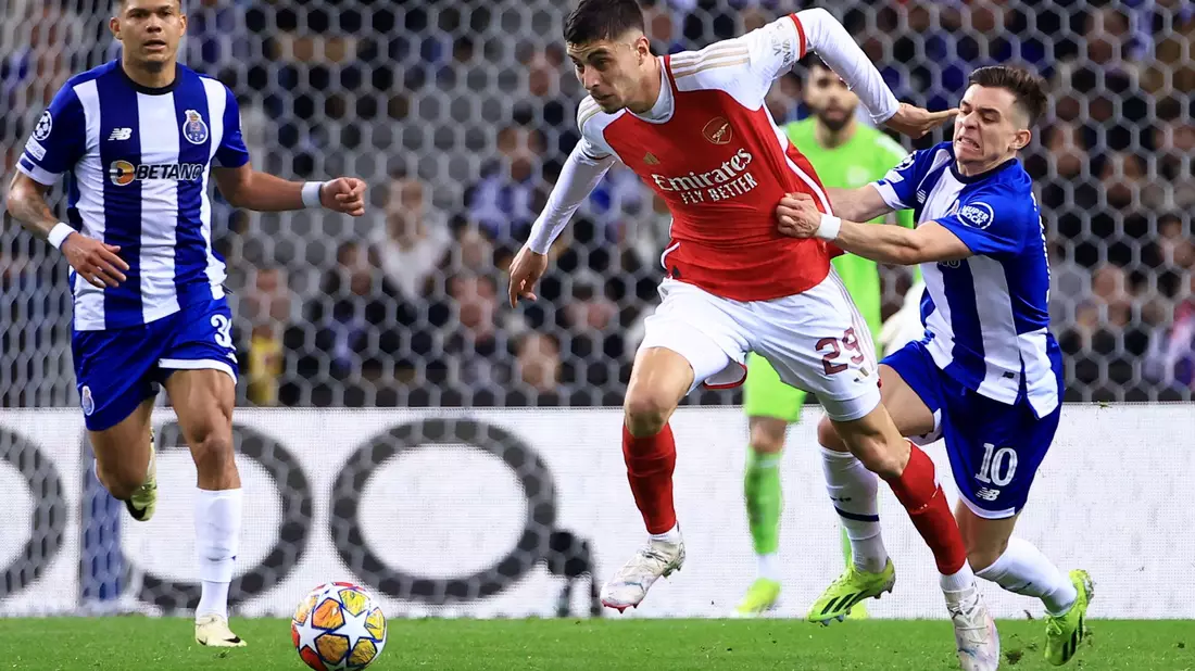 Arsenals Kai Havertz im Zweikampf mit Francisco Conceicao (r) vom FC Porto. - Bild: Luis Vieira/AP/dpa