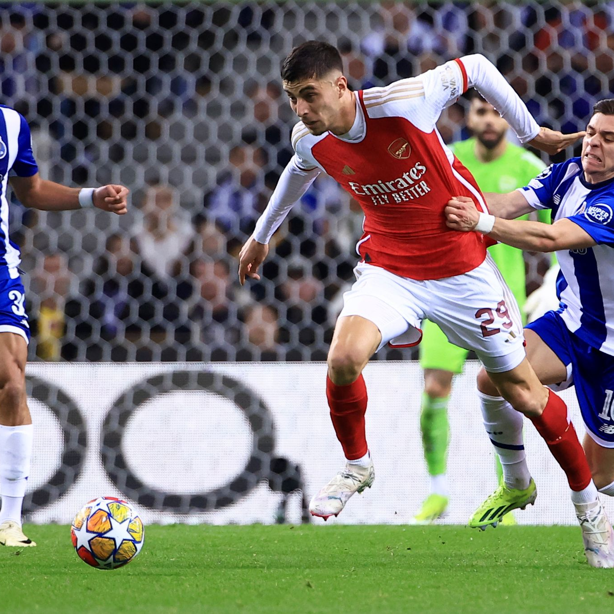 Arsenals Kai Havertz im Zweikampf mit Francisco Conceicao (r) vom FC Porto. - Foto: Luis Vieira/AP/dpa