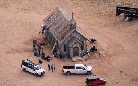 Luftaufnahme der Bonanza Creek Ranch mit dem Set des Films «Rust». - Foto: Jae C. Hong/AP/dpa