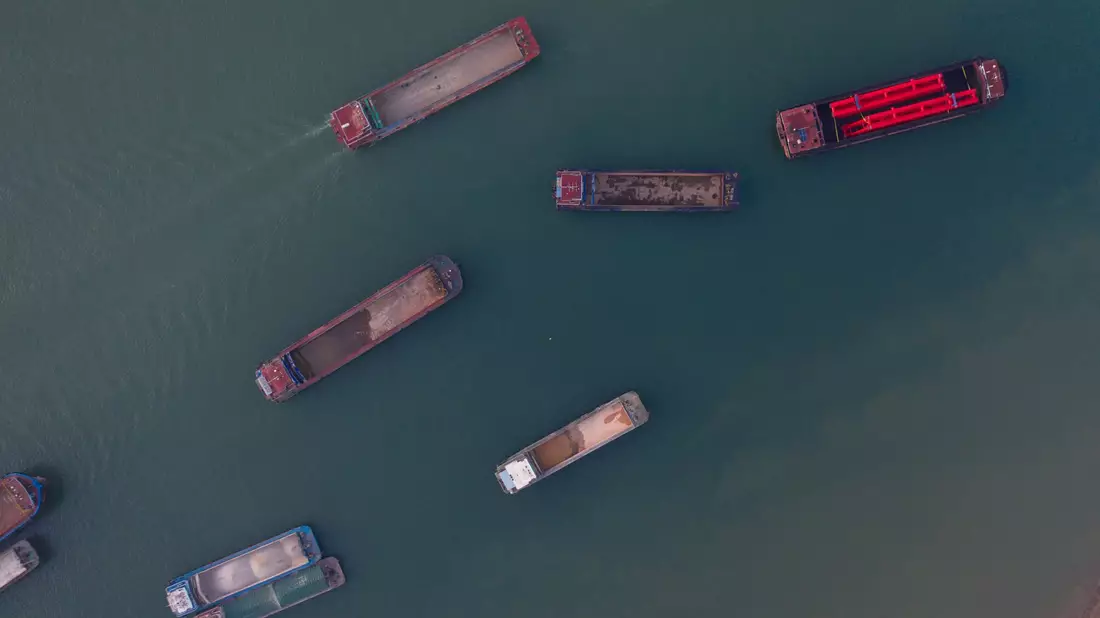 Ein Frachter stieß südöstlich der Metropole Guangzhou in der Provinz Guangdong gegen die Verkehrsbrücke. - Bild: He Wenhua/SIPA Asia via ZUMA Wire/dpa