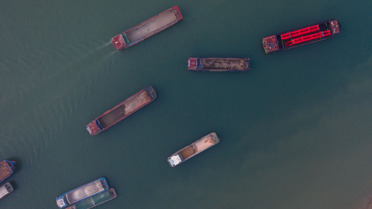 Ein Frachter stieß südöstlich der Metropole Guangzhou in der Provinz Guangdong gegen die Verkehrsbrücke. - Foto: He Wenhua/SIPA Asia via ZUMA Wire/dpa