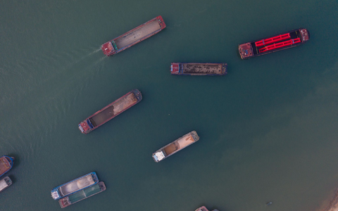 Ein Frachter stieß südöstlich der Metropole Guangzhou in der Provinz Guangdong gegen die Verkehrsbrücke. - Foto: He Wenhua/SIPA Asia via ZUMA Wire/dpa
