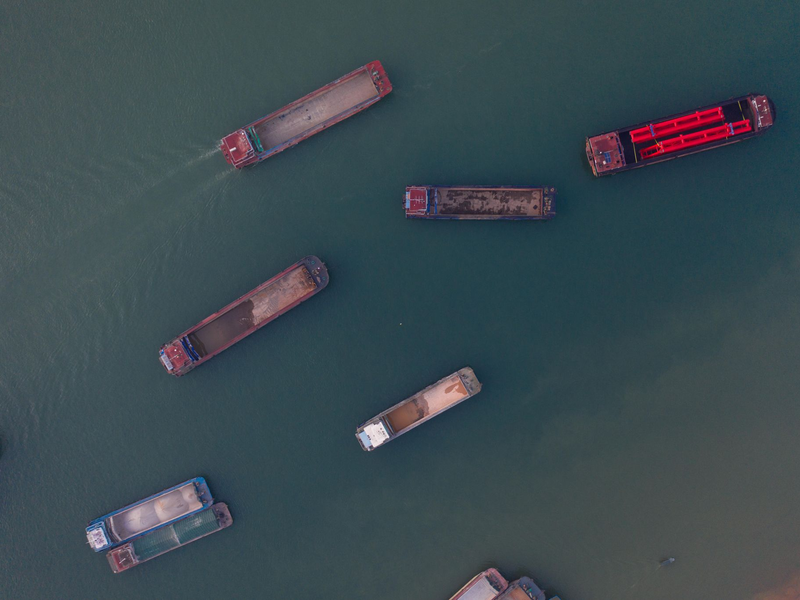 Ein Frachter stieß südöstlich der Metropole Guangzhou in der Provinz Guangdong gegen die Verkehrsbrücke. - Foto: He Wenhua/SIPA Asia via ZUMA Wire/dpa