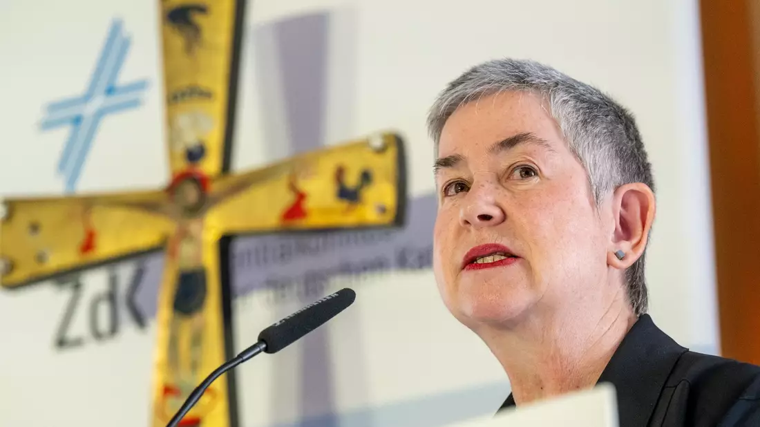 Laien-Präsidentin Irme Stetter-Karp findet es irreführend, den deutschen Katholiken vorzuwerfen, Dinge ohne Abstimmung mit Rom im Alleingang voranzutreiben. - Bild: Peter Kneffel/dpa