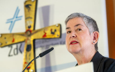 Laien-Präsidentin Irme Stetter-Karp findet es irreführend, den deutschen Katholiken vorzuwerfen, Dinge ohne Abstimmung mit Rom im Alleingang voranzutreiben. - Foto: Peter Kneffel/dpa
