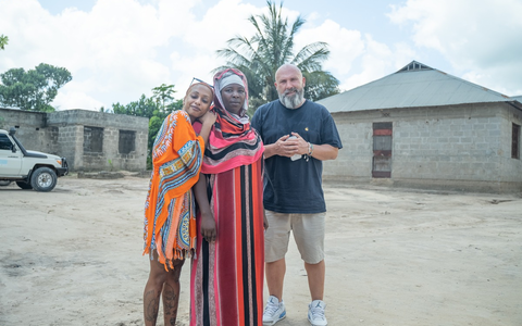 Geballte Hip-Hop Power: Nura Omer und Niko BACKSPIN für die SOS-Kinderdörfer weltweit in Tansania - Foto: presseportal.de