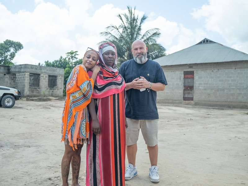 Geballte Hip-Hop Power: Nura Omer und Niko BACKSPIN für die SOS-Kinderdörfer weltweit in Tansania - Foto: presseportal.de