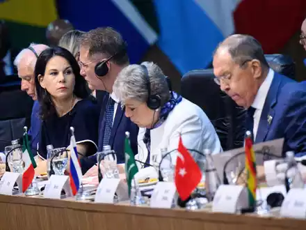 Der G20-Runde steht für etwa 80 Prozent der weltweiten Wirtschaftskraft und 60 Prozent der Weltbevölkerung. - Foto: Bernd von Jutrczenka/dpa