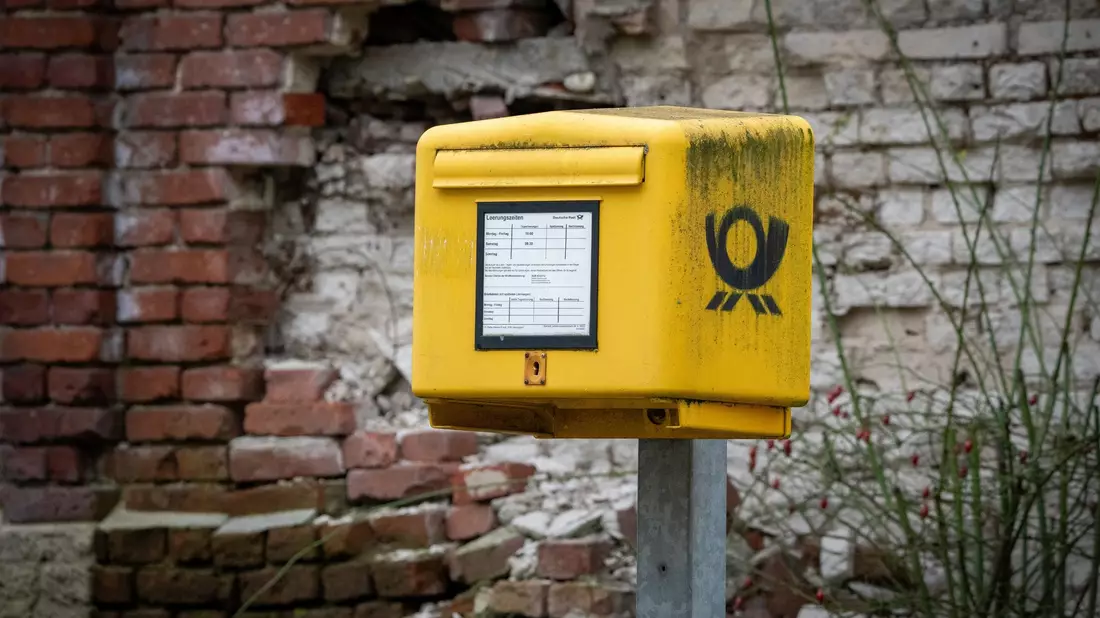 Bisher muss die Deutsche Post mindestens 80 Prozent der aufgegebenen Briefe am nächsten Werktag zustellen, am zweiten Werktag muss der Wert bei 95 Prozent liegen. - Bild: Soeren Stache/dpa