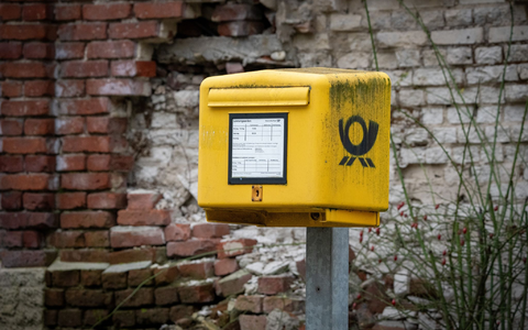 Bisher muss die Deutsche Post mindestens 80 Prozent der aufgegebenen Briefe am nächsten Werktag zustellen, am zweiten Werktag muss der Wert bei 95 Prozent liegen. - Foto: Soeren Stache/dpa