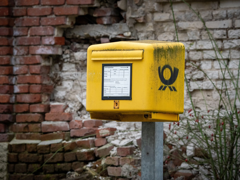 Bisher muss die Deutsche Post mindestens 80 Prozent der aufgegebenen Briefe am nächsten Werktag zustellen, am zweiten Werktag muss der Wert bei 95 Prozent liegen. - Foto: Soeren Stache/dpa