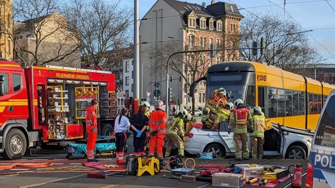 FW Dresden: Informationen zum Einsatzgeschehen von Feuerwehr und Rettungsdienst in der Landeshauptstadt Dresden vom 21. Februar 2024 - Bild: presseportal.de