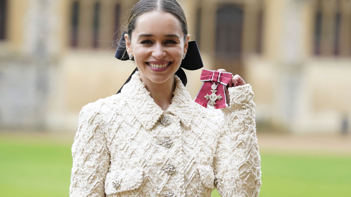Emilia Clarke zeigt ihren Orden, nachdem sie und ihre Mutter von Prinz William auf Schloss Windsor zu Mitgliedern des Ordens des Britischen Empire ernannt wurden. - Foto: Andrew Matthews/Pool PA/dpa