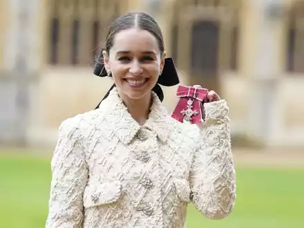 Emilia Clarke zeigt ihren Orden, nachdem sie und ihre Mutter von Prinz William auf Schloss Windsor zu Mitgliedern des Ordens des Britischen Empire ernannt wurden. - Foto: Andrew Matthews/Pool PA/dpa