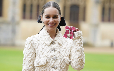 Emilia Clarke zeigt ihren Orden, nachdem sie und ihre Mutter von Prinz William auf Schloss Windsor zu Mitgliedern des Ordens des Britischen Empire ernannt wurden. - Foto: Andrew Matthews/Pool PA/dpa