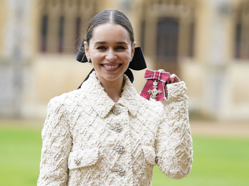 Emilia Clarke zeigt ihren Orden, nachdem sie und ihre Mutter von Prinz William auf Schloss Windsor zu Mitgliedern des Ordens des Britischen Empire ernannt wurden. - Foto: Andrew Matthews/Pool PA/dpa