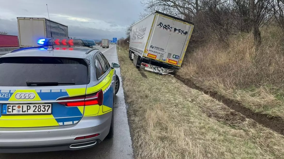 API-TH: Sattelzug fährt in Straßengraben auf der A 4 bei Erfurt! - Bild: presseportal.de
