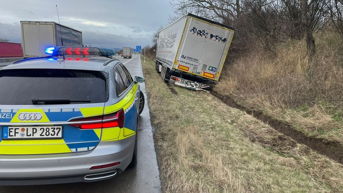 API-TH: Sattelzug fährt in Straßengraben auf der A 4 bei Erfurt! - Foto: presseportal.de