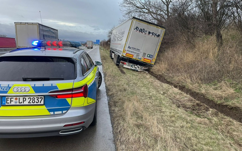 API-TH: Sattelzug fährt in Straßengraben auf der A 4 bei Erfurt! - Foto: presseportal.de