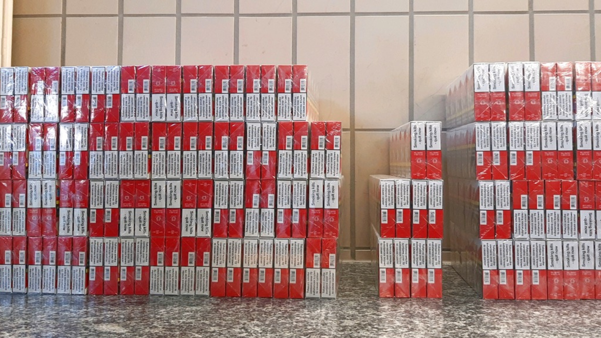 HZA-SI: Alles für den blauen Dunst - alles unversteuert/ZOLL entdeckt 70 Stangen unversteuerte Zigaretten und 74 Kilogramm Wasserpfeifentabak im Auto. - Foto: presseportal.de