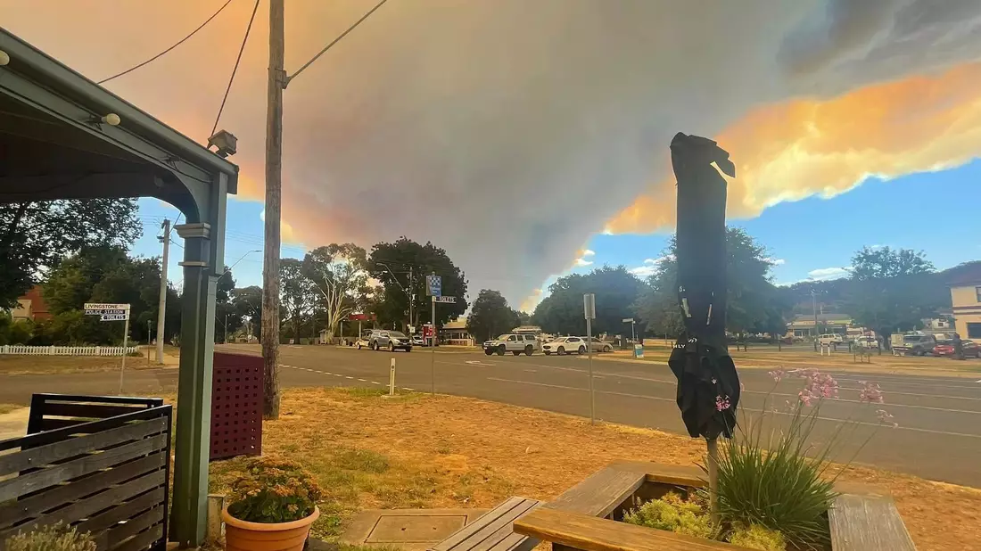 In der australischen Stadt Ballarat ist das heftige Buschfeuer aus der Ferne zu sehen. - Bild: Beaufort Park Cafe/AAP/dpa