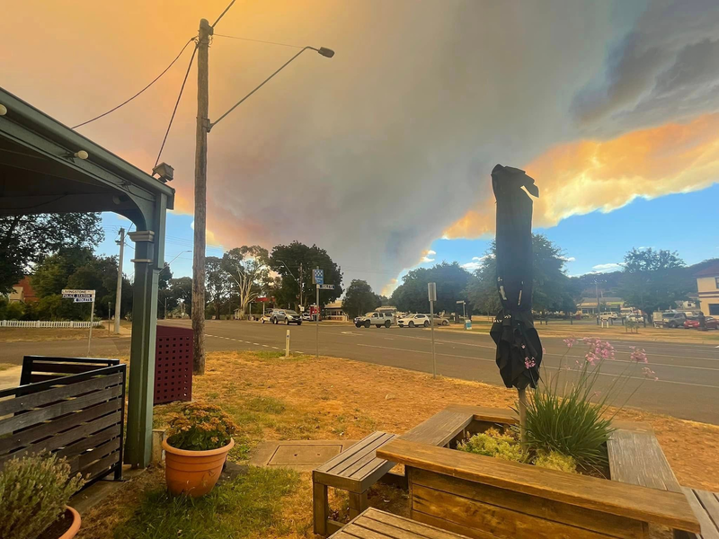 In der australischen Stadt Ballarat ist das heftige Buschfeuer aus der Ferne zu sehen. - Foto: Beaufort Park Cafe/AAP/dpa