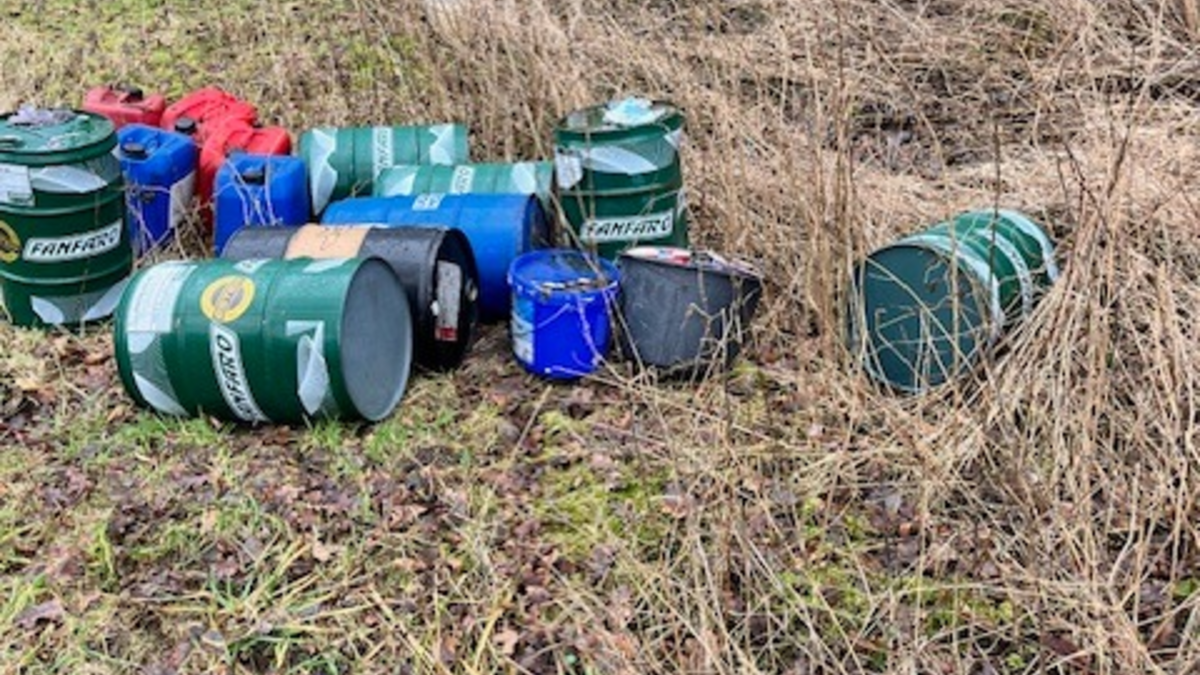 POL-RZ: Polizei sucht Zeugen nach einer unerlaubten Entsorgung von Ölfässern - Foto: presseportal.de