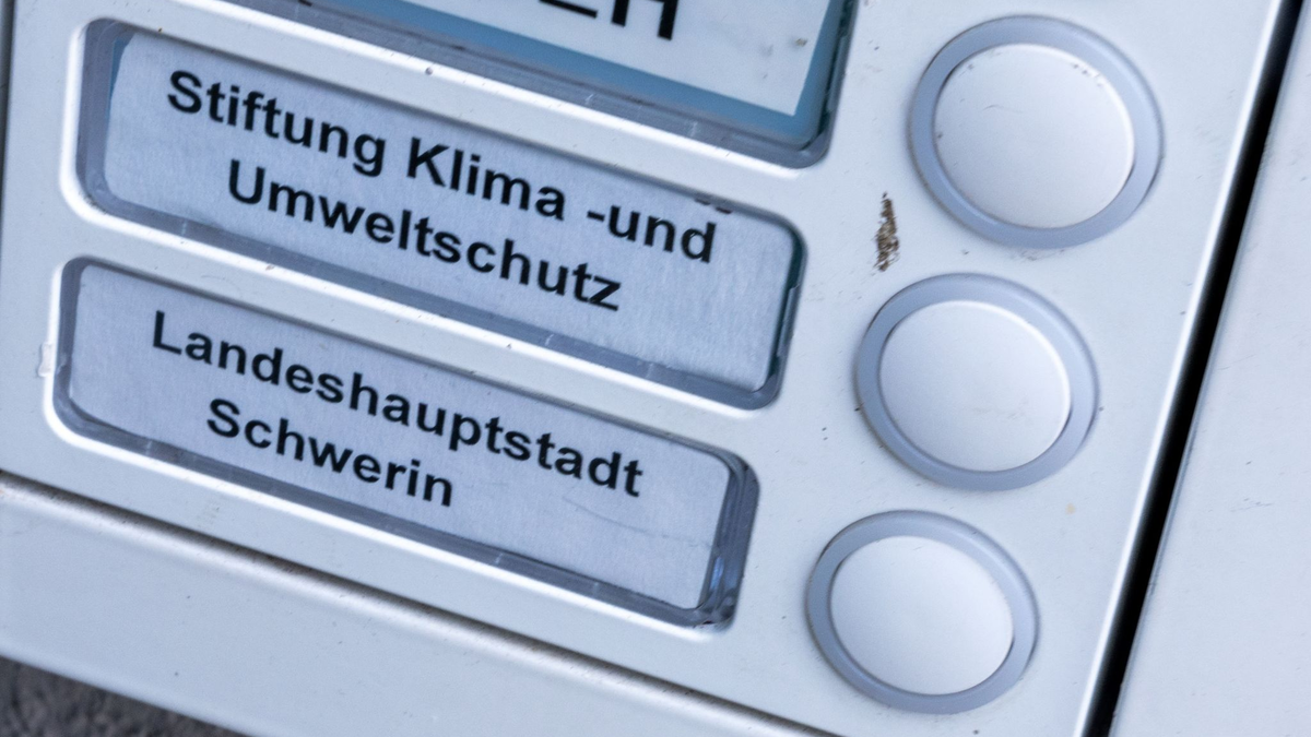 Das Klingelschild der Stiftung Klima- und Umweltschutz am Eingang eines Wohn- und Geschäftshauses. Die geplante Auflösung der Klimastiftung MV ist heftig umstritten. - Foto: Jens Büttner/dpa