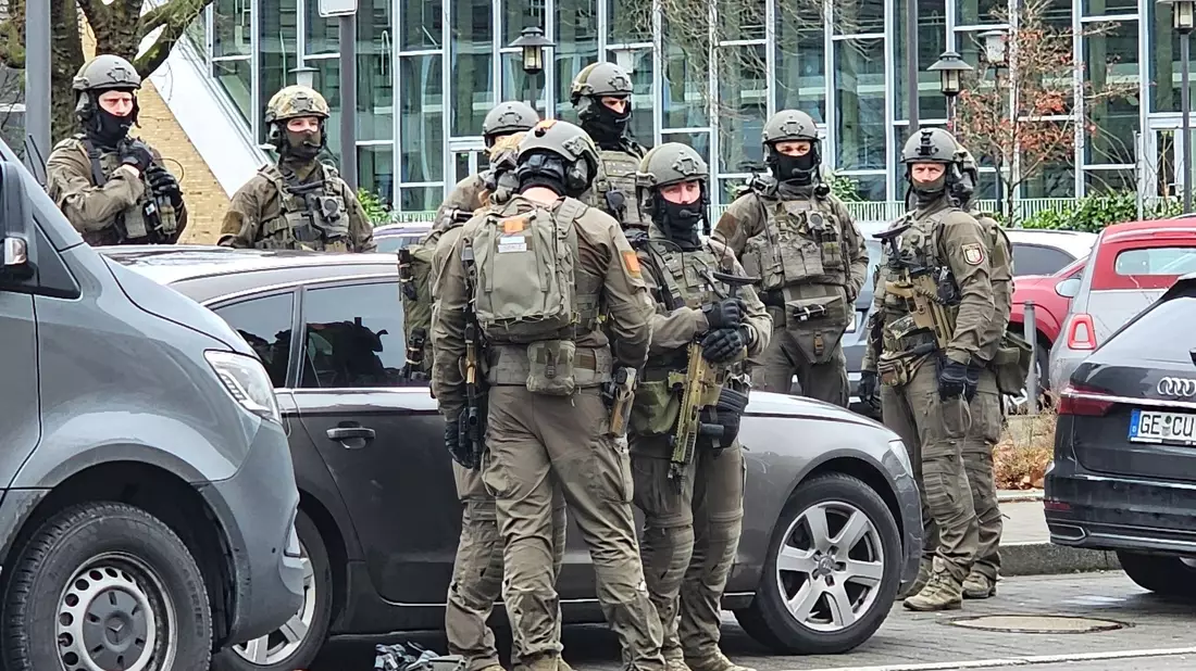 Spezialkräfte sind an einer Schule in Wuppertal im Einsatz. Dort sind an einer Schule mehrere Schüler verletzt worden. - Bild: -/Pressefoto Otte/dpa