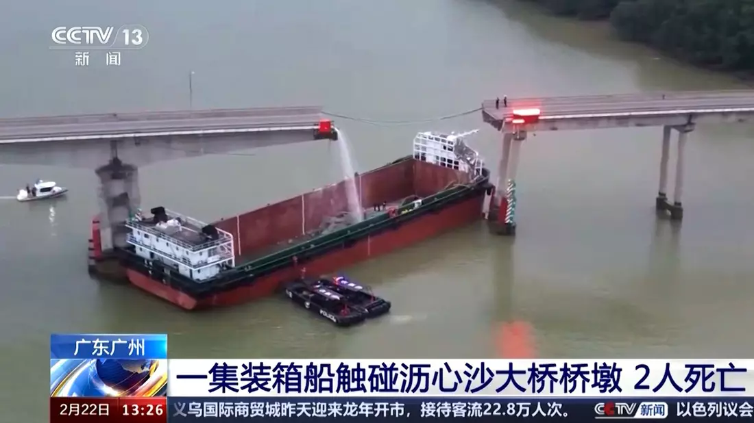 Vorläufigen Ermittlungen zufolge stürzten zwei Fahrzeuge ins Wasser, drei weitere fielen auf das Schiff. - Bild: Uncredited/CCTV via AP/dpa