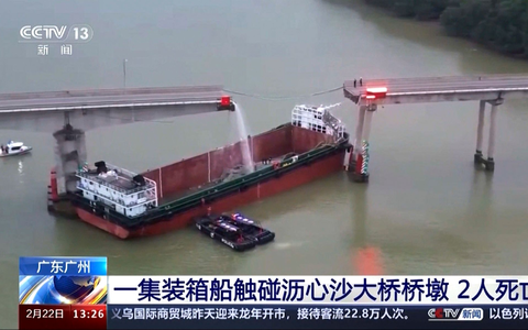 Vorläufigen Ermittlungen zufolge stürzten zwei Fahrzeuge ins Wasser, drei weitere fielen auf das Schiff. - Foto: Uncredited/CCTV via AP/dpa