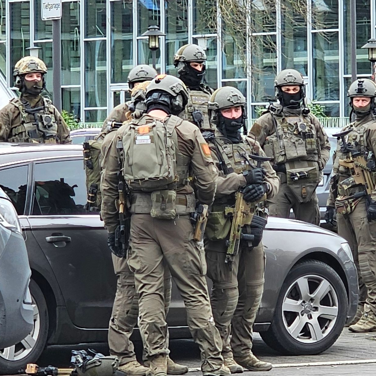 Spezialkräfte sind am Wilhelm-Dörpfeld-Gymnasium in Wuppertal-Elberfeld im Einsatz. Dort sind mehrere Schüler verletzt worden. - Foto: -/Pressefoto Otte/dpa