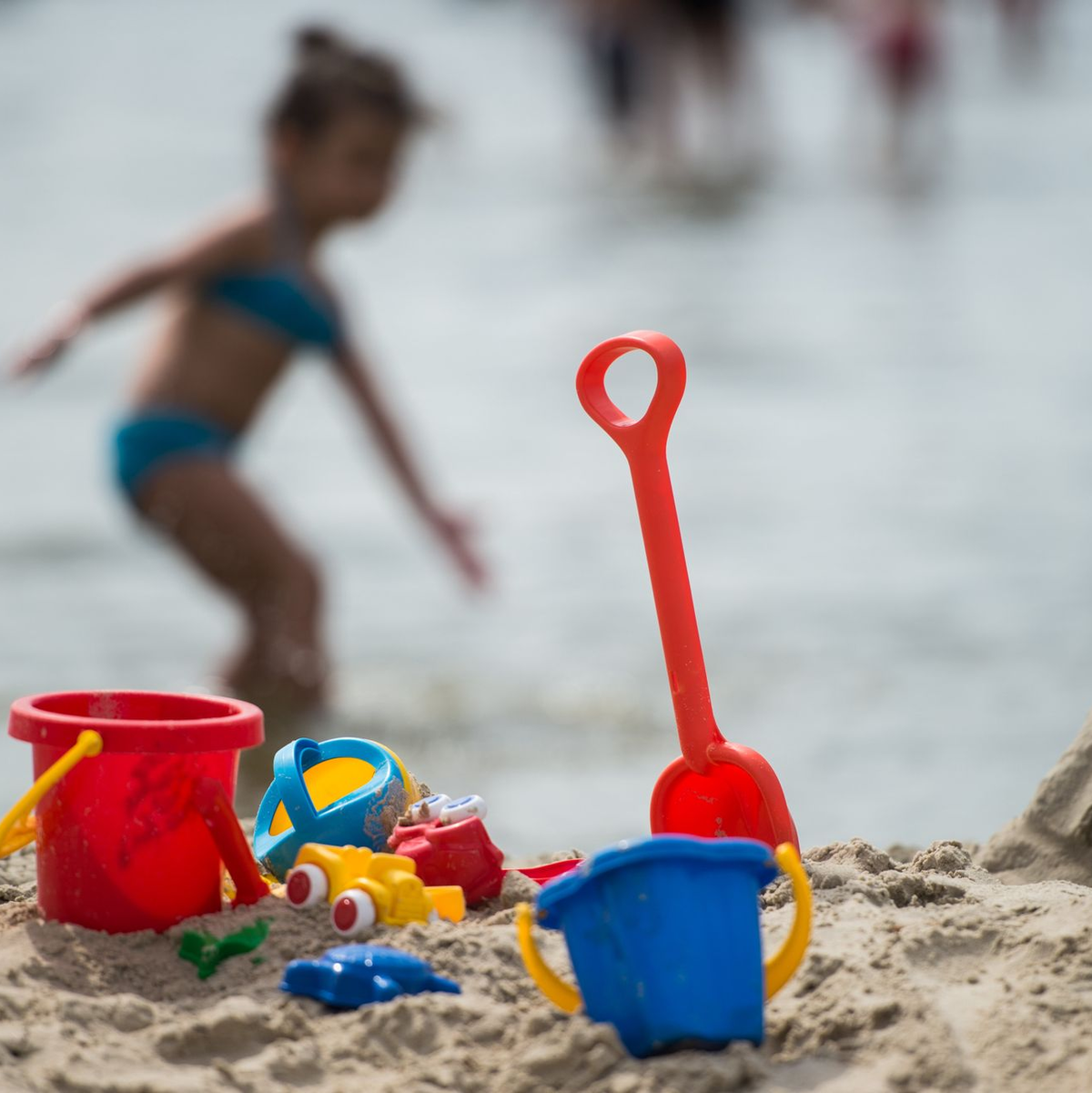 Kinder verunglücken oft dort, wo Eltern kaum damit rechnen - im Gartenteich, im Planschbecken oder im Bach beim Spielplatz. (Symbolbild) - Foto: Sophia Kembowski/dpa