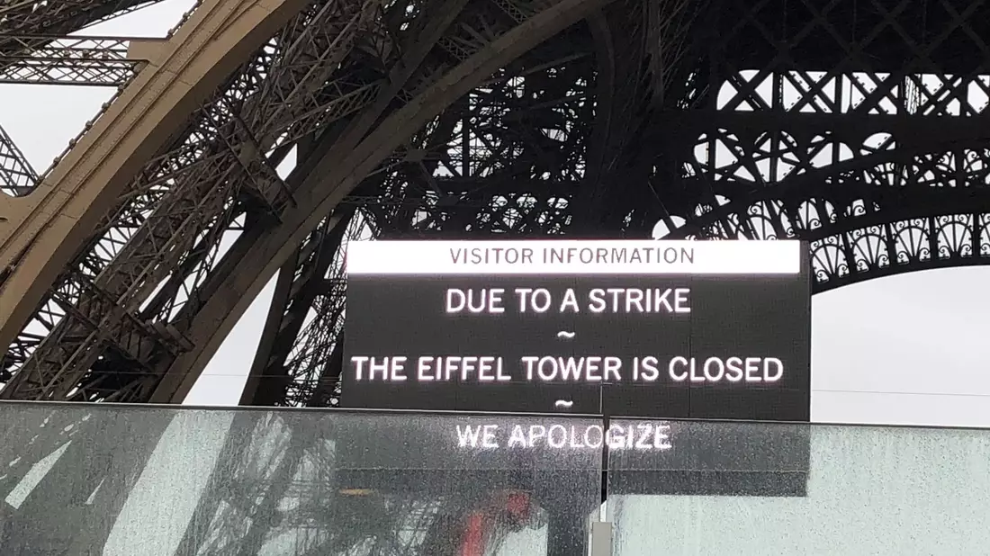 Ein Schild informiert, dass der Eiffelturm wegen Streiks geschlossen ist. - Bild: Michael Evers/dpa
